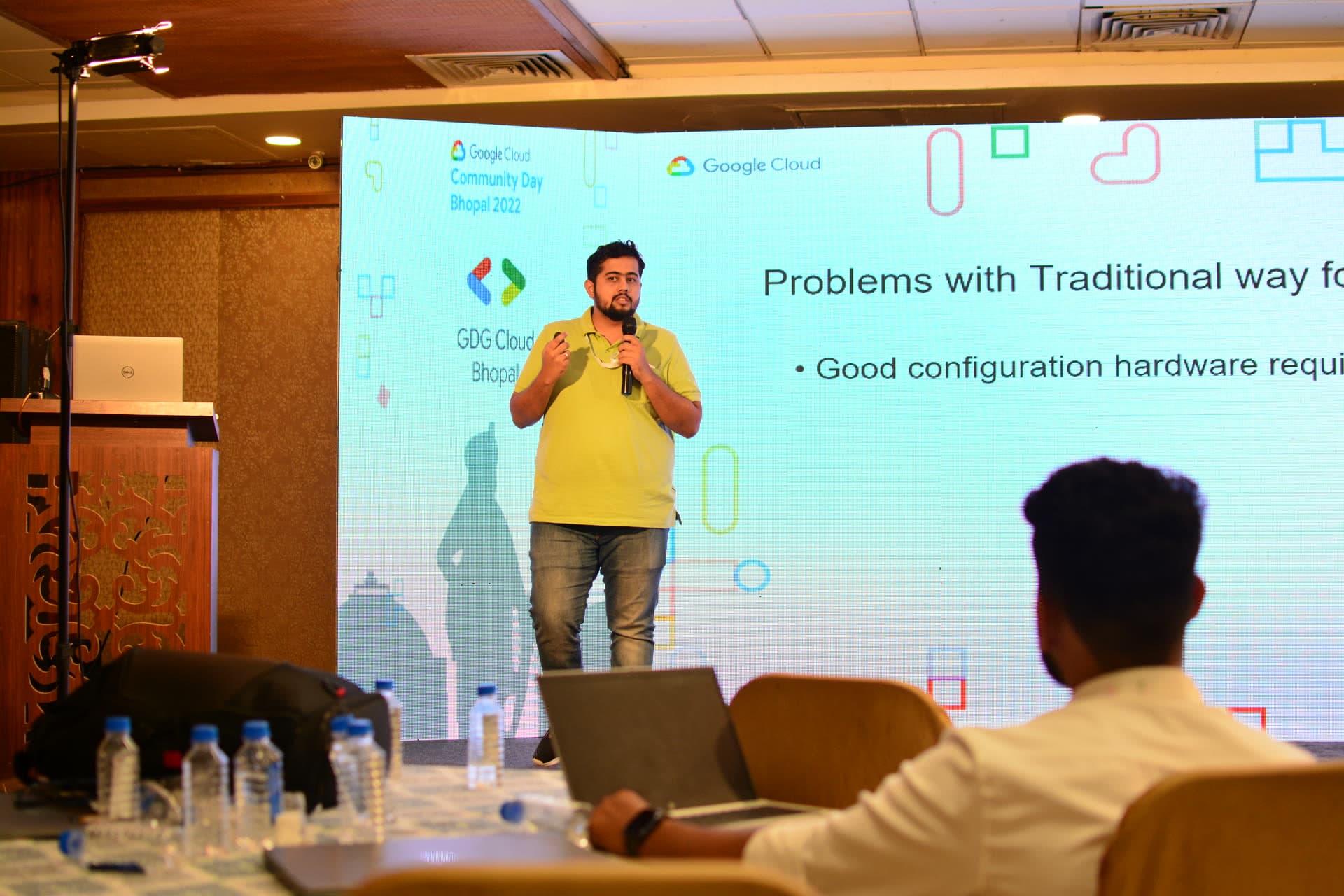Keynote speaker delivering a cloud architecture session in Bhopal