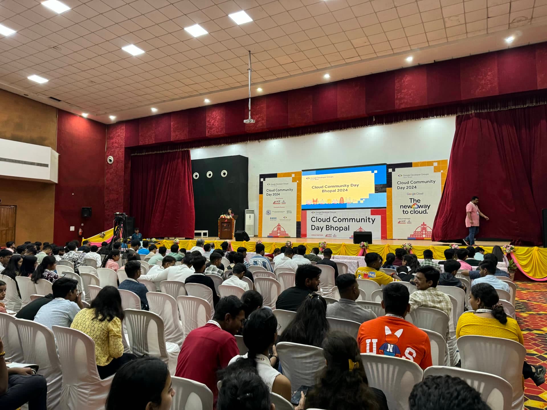 Arya Bhatt Auditorium full of hundreds of developers during Cloud Community Day Bhopal 2024