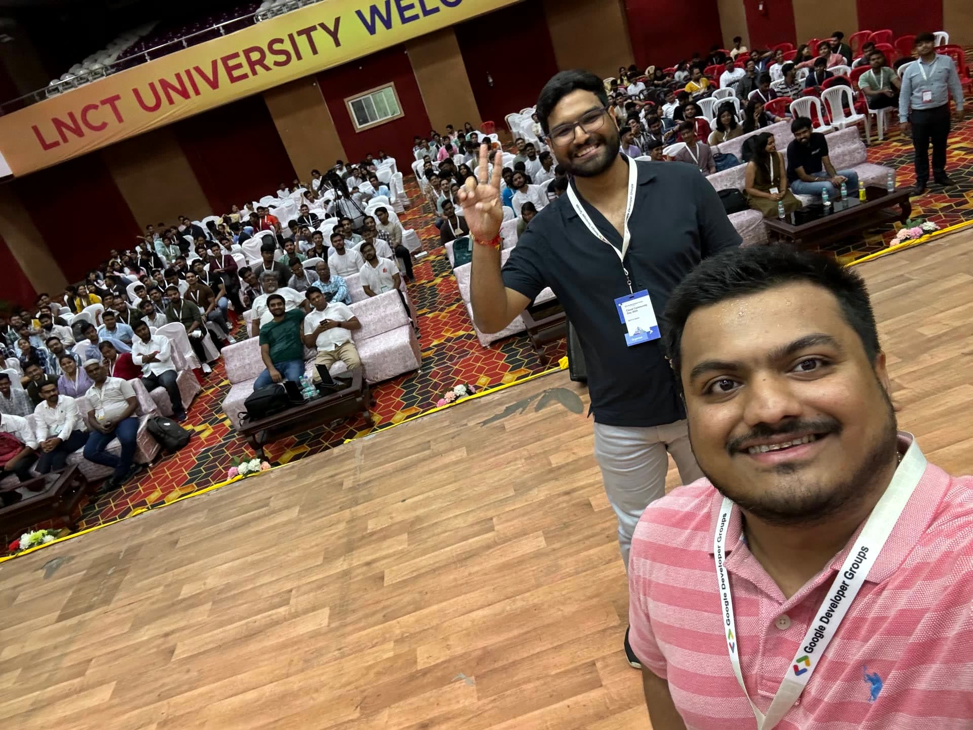 Community leads stage selfie with the cheering crowd of hundreds of developers at Cloud Community Day Bhopal 2024