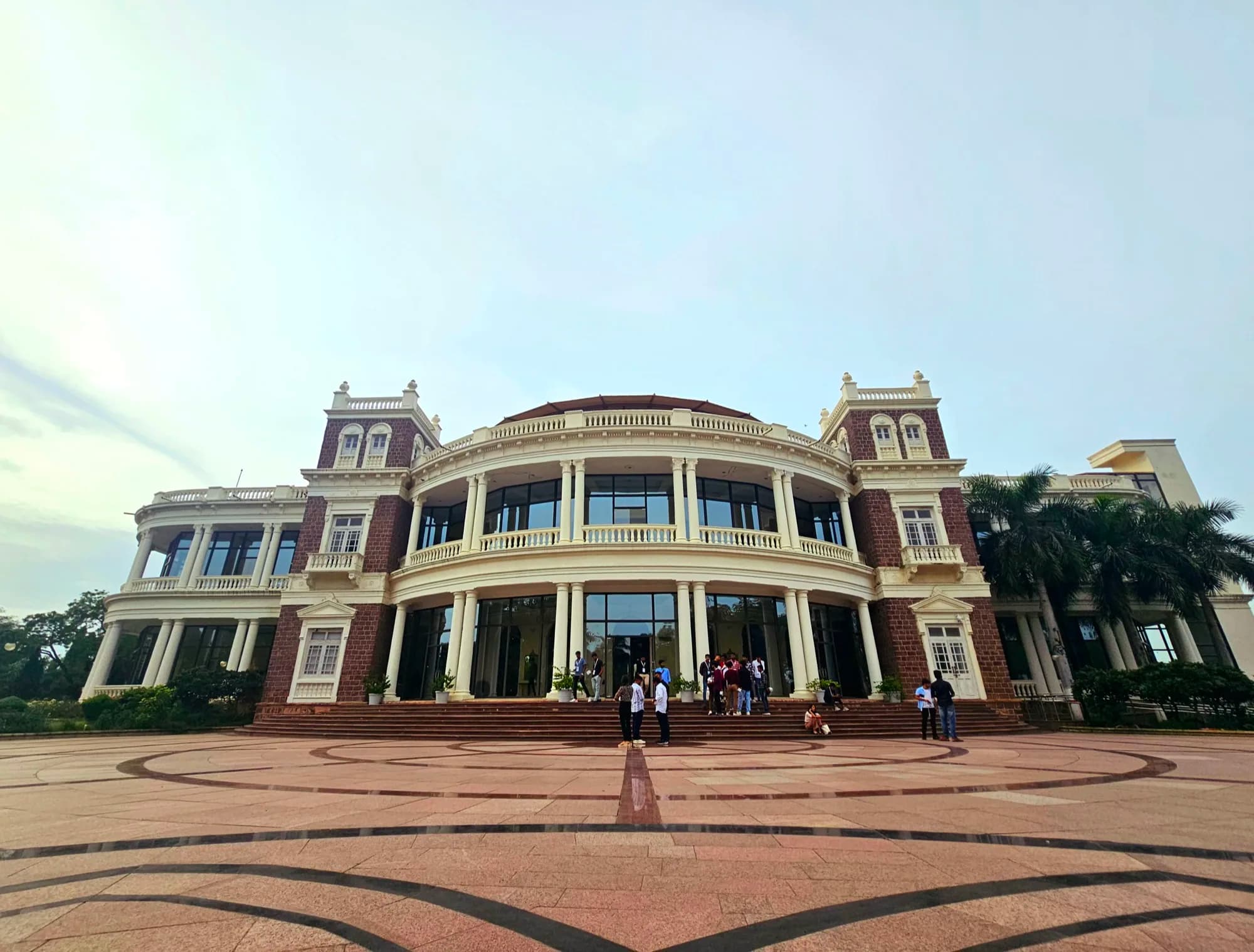 Minto Hall, now the Kushabhau Thakre International Convention Centre, Bhopal: a curved two-storey colonnade between red-stone towers